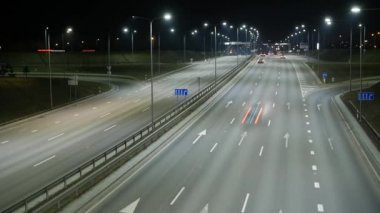 Uzun pozlama zaman atlamalı gece trafik Vilnius, Litvanya.