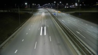 Uzun pozlama zaman atlamalı gece trafik Vilnius, Litvanya.
