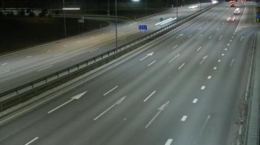 Uzun pozlama zaman atlamalı gece trafik Vilnius, Litvanya.