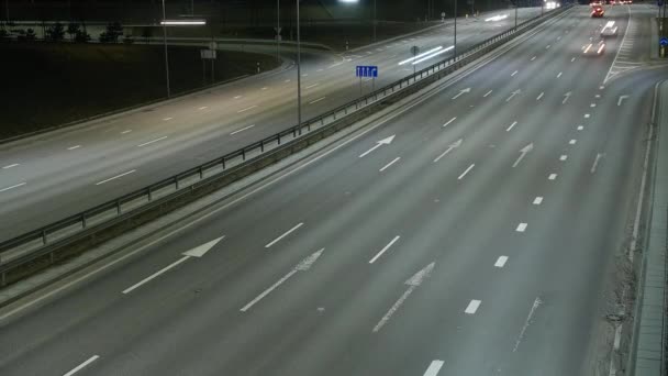 Longo tempo de exposição Caducidade do tráfego noturno em Vilnius, Lituânia . — Vídeo de Stock