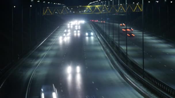 Lång exponering tid förfaller av natt trafikerar i Vilnius, Litauen. — Stockvideo