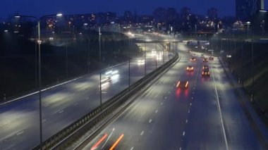 Uzun pozlama zaman atlamalı gece trafik Vilnius, Litvanya.