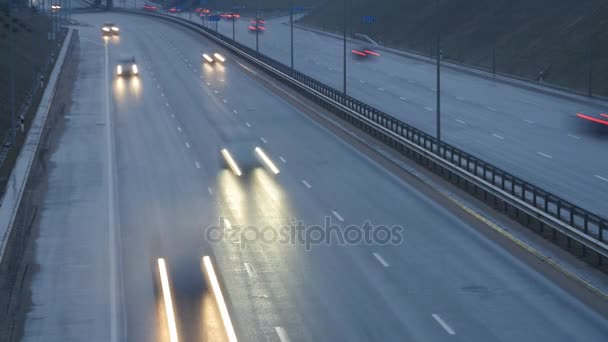 Lange blootstelling time-lapse nacht verkeer in Vilnius, Litouwen. — Stockvideo