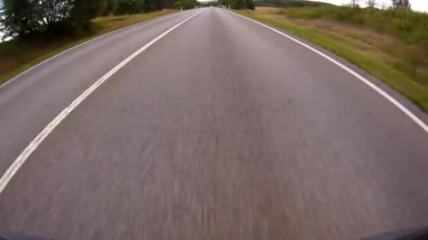 Condução de um carro em uma estrada do país - POV - Ponto de vista frontal - pára-brisas . — Vídeo de Stock