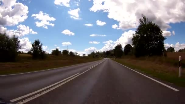 Condução de um carro em uma estrada do país - POV - Ponto de vista frontal - pára-brisas . — Vídeo de Stock