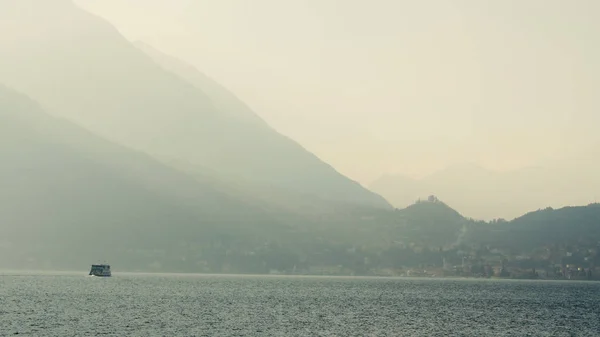 Yüzme göle, akşam aydınlatma zıt feribot. Lake Como, İtalya.