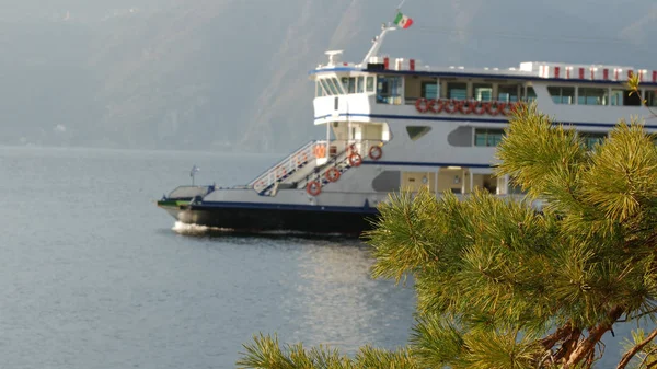 Lake Como, İtalya - 28 Şubat 2017: bir dağ gölü yelkenli tekneler.