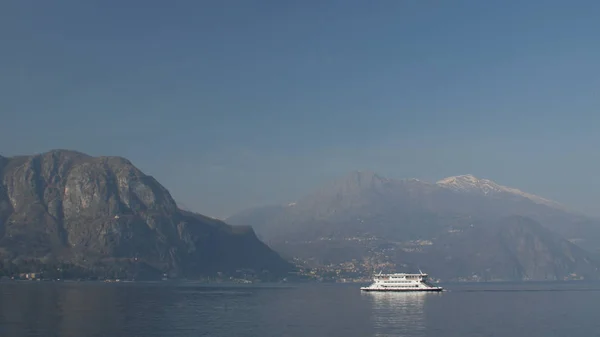 Bir dağ gölü yelken feribot. Lake Como, İtalya.