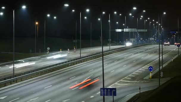 Time Lapse di traffico autostrada occupato di notte . — Video Stock