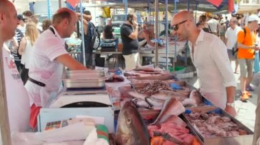 MARSAXLOKK Köyü, Malta, 6 Temmuz 2016. Birçok turist ile köyde balık pazarında.