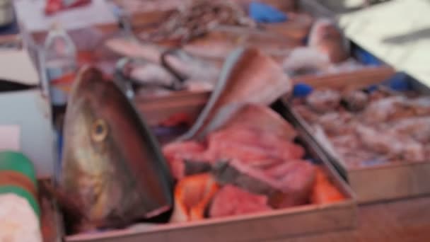 Wieś Marsaxlokk, Malta, 6 sty 2016. Targ rybny w miejscowości, z wielu turystów. — Wideo stockowe