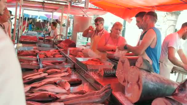 Marsaxlokk Village, Malte, 6 juillet 2016. Le marché aux poissons dans le village, avec de nombreux touristes . — Video