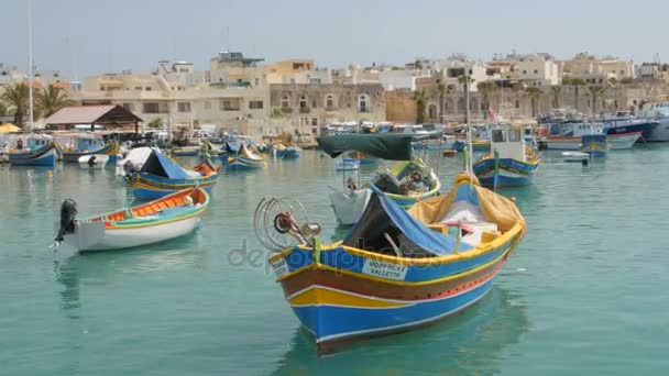 Marsaxlokk village, malta, 6. juli 2016. traditionelle maltesische Fischerboote . — Stockvideo