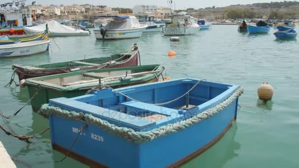 Marsaxlokk dorp, Malta, 6 juli 2016. Traditionele maltese vissersboten . — Stockvideo