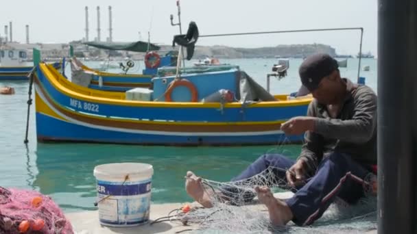 MARSAXLOKK, MALTA - 6 Juli 2016: nelayan memperbaiki jaringnya di desa nelayan Marsaxlokk — Stok Video
