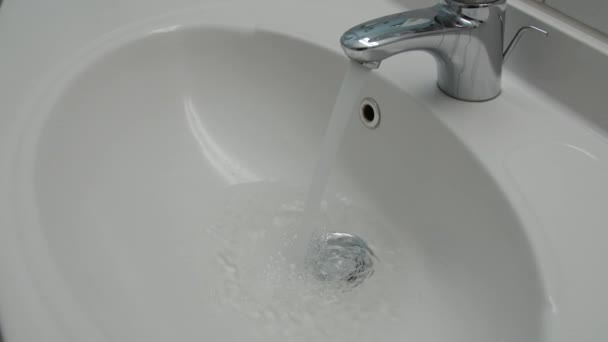 L'eau coule continuellement du robinet d'eau . — Video