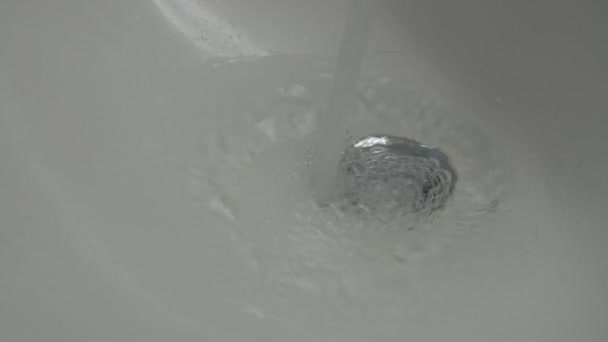 Вода безперервно працює від крана води . — стокове відео