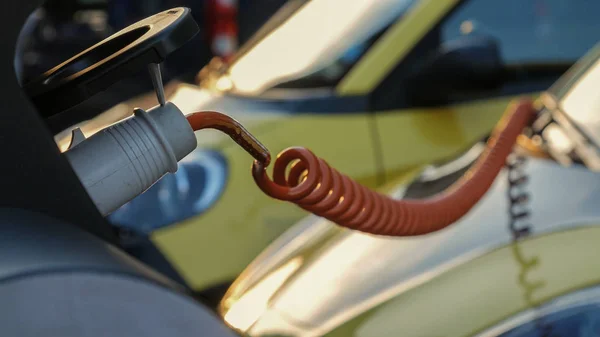 Elektrikli araba şarjı için güç kaynağı. Elektrikli araba şarj istasyonu.