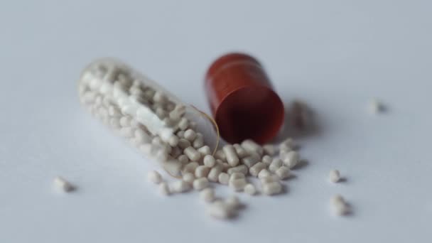 Rotující pilulka na bílém — Stock video