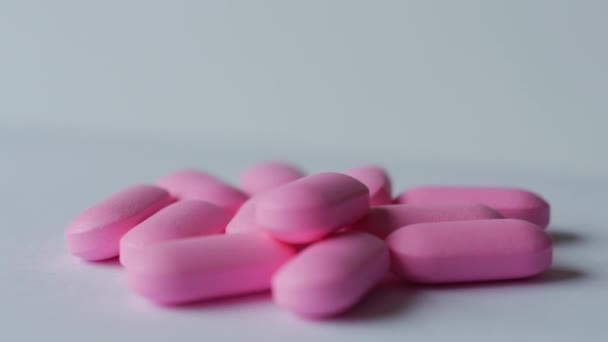 Píldora rosa en un escritorio — Vídeo de stock