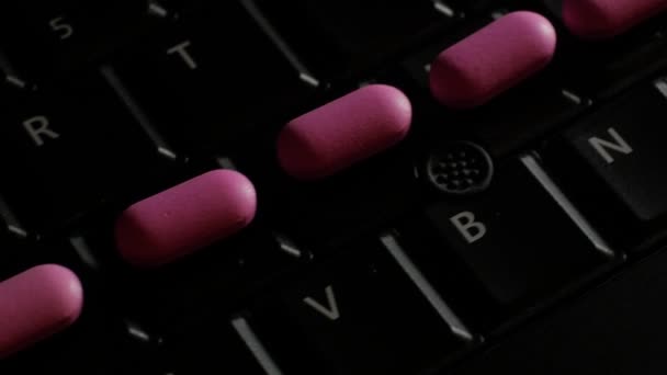 Pilulky léku na klávesnici - narkoman na počítači konceptu. Počítač špatně. Technologie zabíjí lidi. — Stock video
