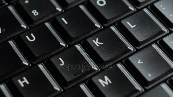 Cerrar el foco del teclado portátil negro en el botón Enter . — Vídeo de stock