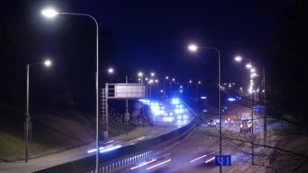 Zeitraffer des regen Autobahnverkehrs in der Nacht in Vilnius, Litauen. — Stockvideo