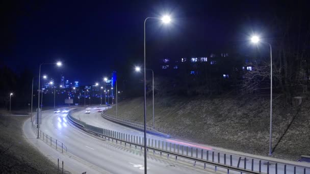 Idő telik el a forgalmas autópályán forgalom éjjel, Vilnius, Litvánia. — Stock videók