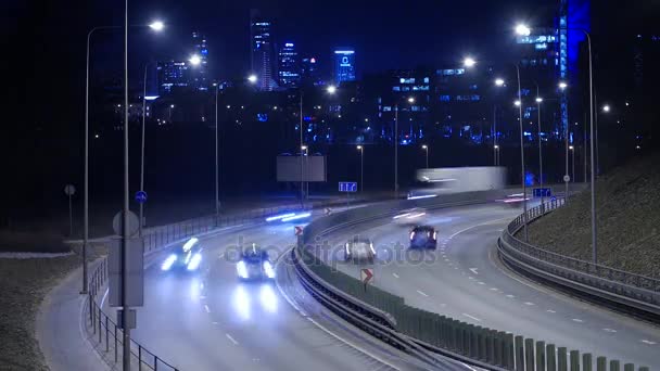 リトアニア、ヴィリニュスの夜忙しい高速道路のトラフィックの時間経過. — ストック動画