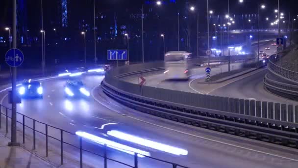 Intervalle de temps de circulation sur l'autoroute occupée la nuit à Vilnius, Lituanie . — Video