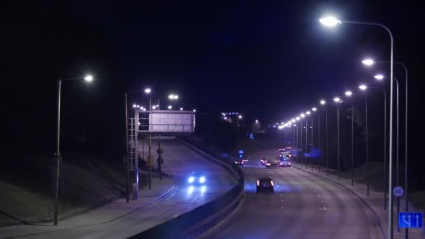 빌니우스, 리투아니아에서 밤에 바쁜 고속도로 소통량의 시간 경과. — 비디오