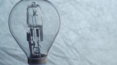 Yakın kadar ampul Gümüş arka plan üzerinde. Elektrik.