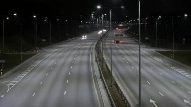 Uzun pozlama zaman atlamalı Batı Bypass gece trafik Vilnius, Litvanya.