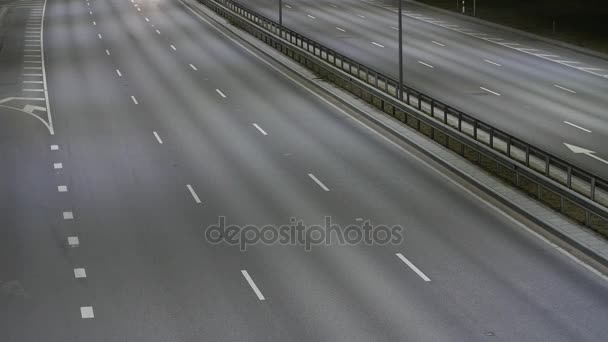 Exposición prolongada Tiempo de caducidad del tráfico nocturno de bypass occidental en Vilna, Lituania . — Vídeos de Stock