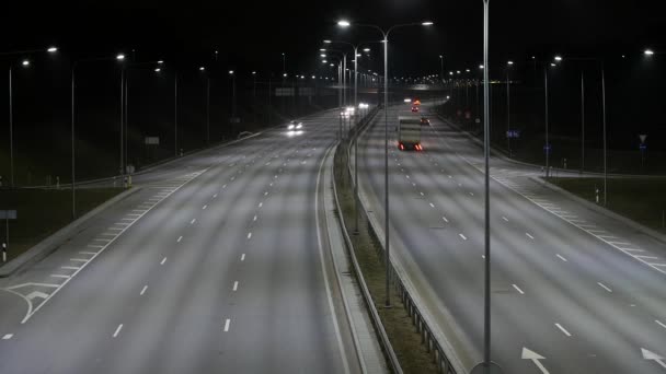 Lange blootstelling time-lapse van westelijke Bypass nacht verkeer in Vilnius, Litouwen. — Stockvideo