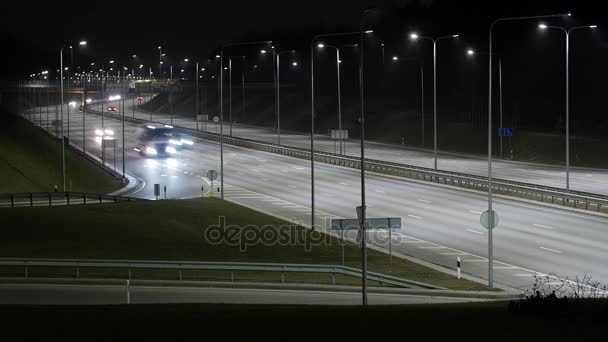 Lange Belichtungszeit des Nachtverkehrs der Westumgehung in Vilnius, Litauen. — Stockvideo