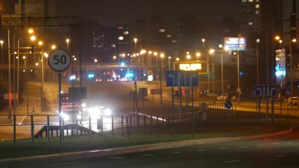 Lungo intervallo di tempo di esposizione del traffico notturno a Vilnius — Video Stock