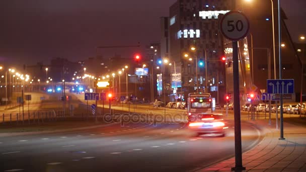 Dlouhá expozice časová prodleva noční dopravy ve městě Vilnius — Stock video