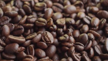 Kahvenin üzerinde dönen closeup standı