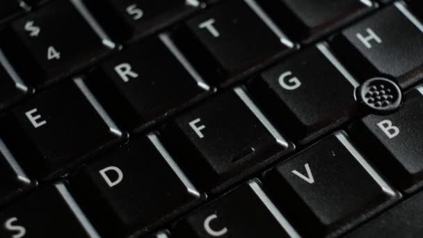 Feche o foco do teclado do laptop preto no botão Enter . — Vídeo de Stock