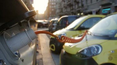 Sokakta elektro araba şarj.