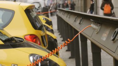 Sokakta elektro araba şarj.