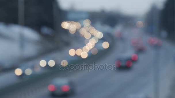 Ur fokus trafikljus av bilar på sreet. — Stockvideo