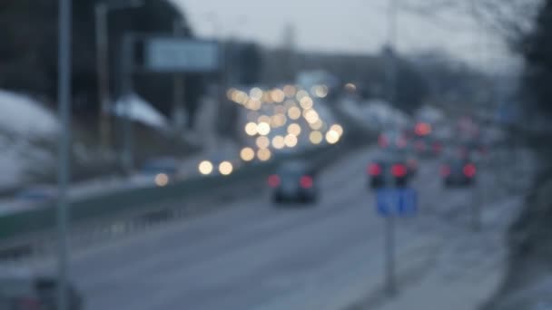 Ur fokus trafikljus av bilar på sreet. — Stockvideo