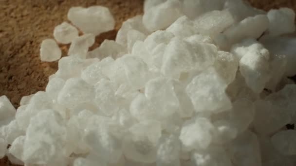 Primo piano estremo dei cristalli di sale marino . — Video Stock