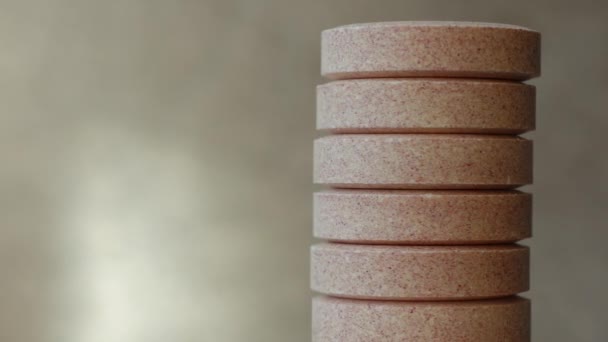 Colunas de comprimidos roxos solúveis — Vídeo de Stock