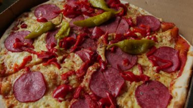 Dilim pizza alarak.