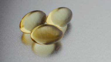 Balık yağı kapsülleri, döndürme, makro, yakın çekim.