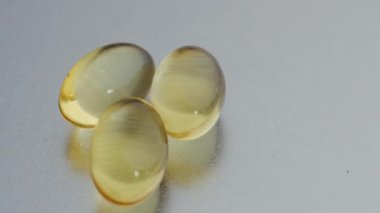 Balık yağı kapsülleri, döndürme, makro, yakın çekim.
