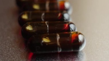 Tıp ve ilaç. Gümüş arka plan üzerinde çevirerek yağı hapları.